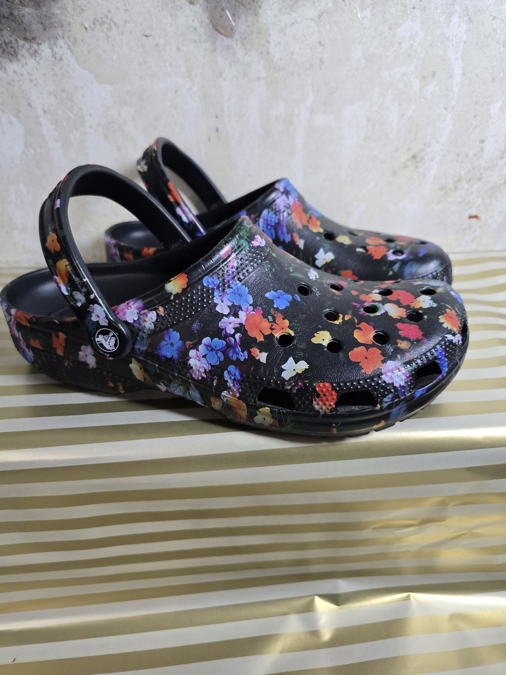 Crocs Black Floral Print Classic Clogs Men’s 9 Women’s 11 - Picture 5 of 7